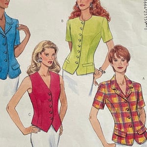 以下が含まれることがあります： 女性用ジャケットとベストのイラストが描かれたヴィンテージの裁縫パターン。デザインには、青いジャケット、緑のジャケット、赤いベスト、白いジャケット、チェック柄のジャケットが含まれています。 パターンのサイズは12-14-16です。