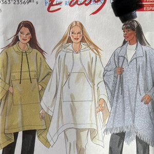 Op de afbeelding: Een naaipatroon voor een poncho met drie verschillende stijlen. Het patroon is van New Look en is gemarkeerd als gemakkelijk. Het patroon is voor één maat.