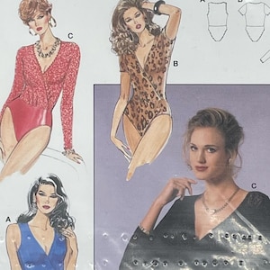 Puede incluir: Un paquete de patrones Burda para prendas de body/bodystocking. El paquete presenta ilustraciones de varios diseños de body, incluyendo un body de manga larga de encaje rojo, un body de manga corta con estampado de leopardo y un body sin mangas azul. El paquete tiene el número 4271.