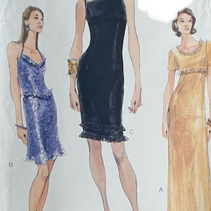 Può includere: Modello di cucito Vogue Patterns con illustrazioni di tre modelli di abiti. L'immagine mostra un abito nero senza maniche con orlo a balze, un abito blu all'americana e un lungo abito dorato con maniche corte. Taglia del modello: 6-8-10.
