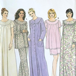 Könnte beinhalten: Simplicity Schnittmuster 9012 mit Schlafbekleidung Designs. Das Schnittmuster enthält Optionen für ein langes Nachthemd, Pyjamas, einen Bademantel und ein kurzes Nachthemd und Shorts Set. Größe AA XS, S, M.