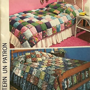 Op de afbeelding: Set van drie keramische mokken met een gespikkelde, matte afwerking. De mokken zijn in crème, lichtgrijs en donkergrijs. Elk heeft een eenvoudig, minimalistisch ontwerp.