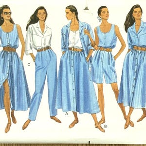 Pode incluir: Padrão de costura Butterick Classics com vários conjuntos femininos. As ilustrações mostram um vestido abotoado, calções, calças e uma saia, todos em tecido listrado azul claro. O padrão inclui tamanhos 18-20-22.