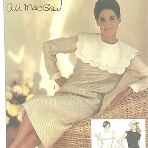 以下が含まれることがあります： ストライプの衣装とフリルカラーの女性が特徴のSimplicityの縫製パターン。パターンには「Ali MacGraw」の名前と番号「6842」が含まれています。追加のデザインオプションが小さなイラストで表示されています。