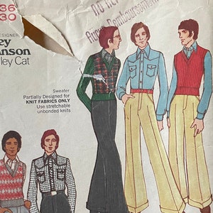 Può includere: Cartamodello vintage Betsey Johnson of Alley Cat. L'illustrazione di moda presenta modelli di abbigliamento maschile, tra cui camicie, gilet e pantaloni a zampa. Il modello è per torace 91 cm e vita 76 cm. Il prezzo è $1.25.