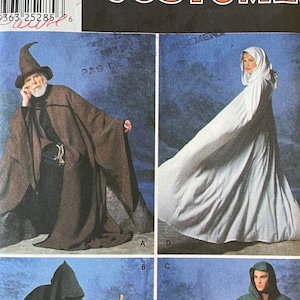 Puede incluir: Un patrón de costura Simplicity Costumes para hacer cuatro tipos diferentes de capas. El patrón incluye instrucciones para una capa con capucha, una capa larga, una capa corta y una capa con capucha y capa. El patrón está disponible en tallas XS, S, M, L y XL.