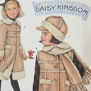 Puede incluir: Patrón de costura Simplicity número 2778 para un abrigo y un chaleco para niños Daisy Kingdom. El patrón incluye instrucciones para las tallas 3-8. El patrón muestra a una niña con un abrigo marrón con ribete de piel blanca y a una niña con un chaleco marrón con ribete de piel blanca y una bufanda a juego.