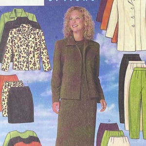Op de afbeelding: Een vintage Butterick naaipatroon envelop met een vrouw in een groen pak. De envelop toont verschillende mode-opties, waaronder jassen, rokken en broeken in verschillende kleuren en patronen. De tekst "UNLIMITED FASHION OPTIONS" is zichtbaar.