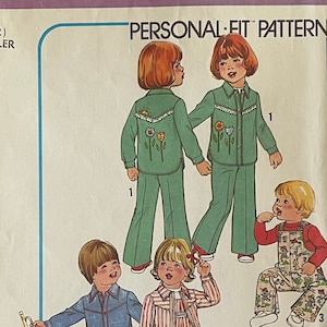 Può includere: Modello di cucito Simplicity numero 7816 per un modello di vestibilità personale per bambini piccoli. Il modello include istruzioni per realizzare pigiami con diversi design, tra cui una stampa floreale verde, una stampa a righe e una stampa denim blu. Il modello include anche un trasferimento per applicazioni.