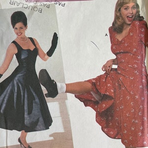 Puede incluir: Patrón Simplicity 8629 para una colección de disfraces retro. El patrón incluye dos vestidos, uno negro y otro rojo con estampado floral blanco. El patrón es para las tallas 10, 12 y 14. El patrón es para las tallas de busto 36-40 y 38-42.