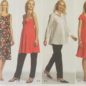 Może przedstawiać: Koperta z wykrojem krawieckim Simplicity easy-to-sew o numerze 4704, zawierająca ilustracje różnych opcji odzieży, w tym sukienkę w kwiaty, top bez ramiączek, koszulę z kołnierzykiem i spodnie, wraz z rysunkami technicznymi na dole.
