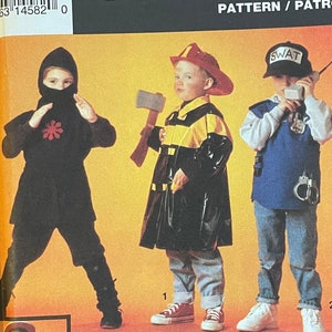 Puede incluir: Un patrón de costura Simplicity para disfraces de niños. El patrón incluye instrucciones para hacer un disfraz de bombero, un disfraz de oficial SWAT y un disfraz de ninja. El patrón es para tallas pequeñas a grandes.