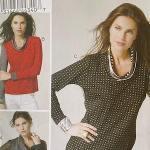 Może przedstawiać: Oryginalny wzór krawiecki Katherine Tilton Vogue Patterns V8793. Wzór zawiera trzy różne projekty topów z długim rękawem. Top ma dekolty typu cowl i różne wzory rękawów. Rozmiar wzoru to ZZ (Lrg-Xlg-XXL).
