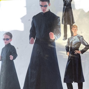 Puede incluir: Un patrón de costura para un abrigo largo negro con cuello alto. El patrón incluye tres tallas: adulto, niño y niño. El patrón es de McCall's Costumes.