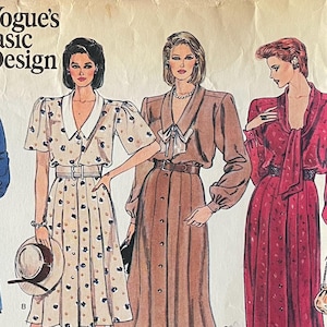 以下が含まれることがあります： 4種類の異なるドレスのためのヴィンテージの裁縫パターン。パターンはVogue's Basic Design用で、パターン/パトロン1268とラベル付けされています。ドレスは、赤いベルトが付いた白いドレス、白い襟が付いた青いドレス、白い襟が付いた茶色のドレス、白い襟が付いた赤いドレスなど、さまざまな色とスタイルがあります。