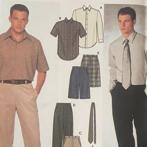 Puede incluir: Un sobre de patrón de costura Simplicity 9469 en talla AA 38, 40, 42, 44. El frente muestra ilustraciones de camisas, pantalones, shorts y corbatas. Dos modelos visten las prendas terminadas, incluyendo una camisa de manga corta estampada con pantalones beige y una camisa clara de manga larga con corbata y pantalones negros.