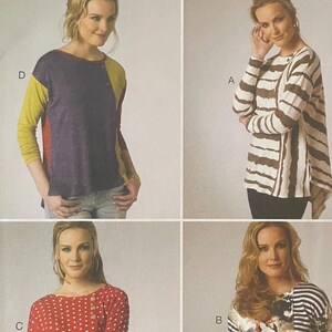 Könnte beinhalten: Ein Butterick B6218 Schnittmusterumschlag von Katherine Tilton mit vier Varianten für Langarm-Oberteile. Die Designs umfassen ein farblich abgesetztes Oberteil, ein quergestreiftes Oberteil, ein rotes gepunktetes Oberteil und ein floral-gestreiftes Oberteil.