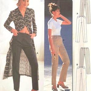 Op de afbeelding: Een vintage Burda naaipatroon voor broeken, met twee verschillende stijlen. De omslag toont een vrouw in een top met patroon en een broek met krijtstreep. Het patroon bevat maten 34-44 en is van gemiddelde moeilijkheidsgraad.