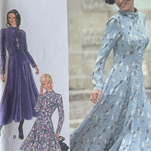 Peut inclure: Un patron de couture pour une robe avec trois styles différents. Le patron est pour les tailles 8-18 et les tours de poitrine 34-44. La robe est présentée en trois couleurs différentes : bleu, violet et rose. Le patron s'appelle "Style" et porte le numéro 484.