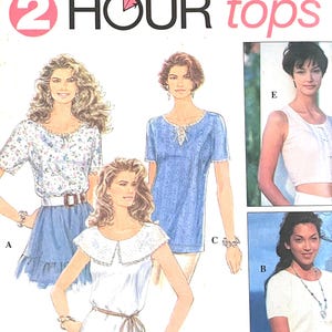Puede incluir: Patrón de costura Simplicity para tops. El patrón presenta ilustraciones de varios estilos de tops, incluyendo un top con estampado floral, un top azul con detalles de encaje y un top blanco con cuello. El texto "2 HOUR tops" se muestra.