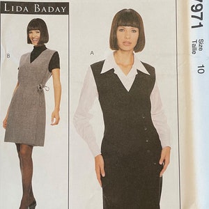 以下が含まれることがあります： マッコールのパターン7971、サイズ10のドレス用。このパターンは、Vネックとボタン留めの袖なしドレス用です。ドレスは、グレーの格子柄とブラックの無地の2種類の生地で示されています。