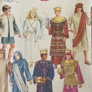 Puede incluir: Un patrón de costura Simplicity Crafts para hacer trajes de la Natividad. El patrón incluye siete trajes diferentes: un pastor, un ángel, un rey, un mago y tres reyes más. El patrón es para las tallas XS, S, M, L y XL.