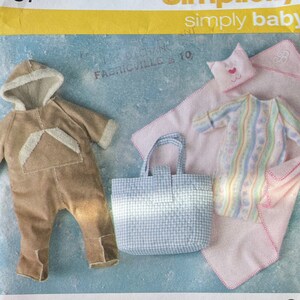 Può includere: Modello di cucito Simplicity per neonati con tuta con cappuccio, tutina a righe, borsa tote e asciugamano con cappuccio. Taglie XXS, XS, S e M incluse. La confezione ha uno sfondo azzurro e giallo. Il testo "simply baby" è visibile.