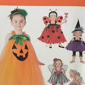 Può includere: Un cartamodello Simplicity per costumi di Halloween per bambini. Il cartamodello include cinque costumi diversi: una zucca, una coccinella, una strega, una fata e una principessa. Il cartamodello è stato progettato da Teri.