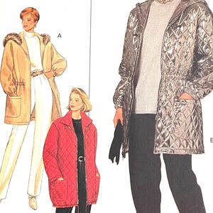 Può includere: Cartamodello Butterick 3698 per cappotti da donna. Il modello include illustrazioni di tre modelli di cappotto: un cappotto color cachi con cappuccio foderato in pelliccia, un cappotto trapuntato argentato e un cappotto trapuntato rosso. Taglie 12-14-16.