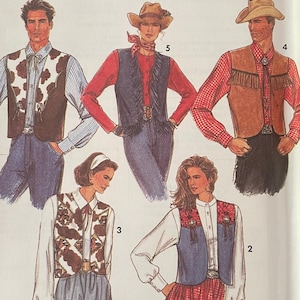 Könnte beinhalten: Simplicity Schnittmuster 8274 Größe BB (LG-XL) mit Illustrationen von fünf verschiedenen Westendesigns. Die Muster umfassen Varianten mit Fransen, Kuhfellmuster und einfarbigen Stoffen, getragen über Hemden und Blusen mit Röcken oder Hosen.