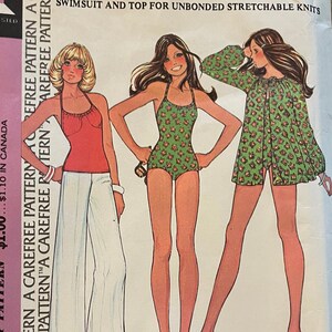 Puede incluir: Patrón de costura vintage McCall's 4071 para un traje de baño y un top. El patrón presenta ilustraciones de los diseños, incluyendo un top halter con pantalones de pierna ancha, un traje de baño de una pieza y un cubridor. El paquete es blanco con texto rosa y rojo.