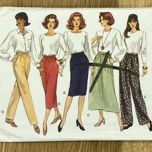 以下が含まれることがあります： Butterick Classics Fast & Easy の縫製パターン 3087。このパターンは、パンツ、スカート、長袖ブラウスなど、5つの異なる衣装のイラストを示しています。サイズは6-8-10です。