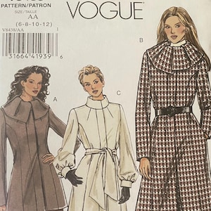 Könnte beinhalten: Vogue Schnittmuster V8438 für die Größen 6-8-10-12 mit Illustrationen von drei Mantelstilen: eine einfarbige braune Jacke, ein einfarbiger cremefarbener Mantel mit Bindegürtel und ein braun-weißer Mantel mit Hahnentrittmuster, Kragen und Gürtel.