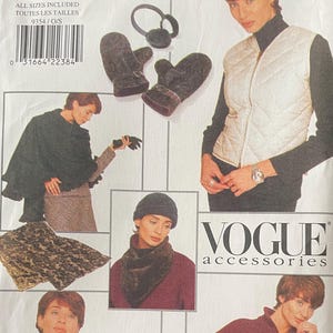 Op de afbeelding: Een Vogue patroon envelop met illustraties van diverse accessoires en kledingstukken. De voorkant toont een gewatteerd vest, handschoenen, oorbeschermers, een hoed, een sjaal, een cape en laarzen. De tekst "Vogue Accessories" is prominent aanwezig.