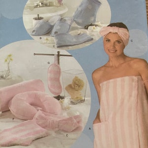 Puede incluir: Un patrón de costura para una bata de spa, zapatillas, una máscara para los ojos y una diadema. El patrón es de Simplicity y está diseñado por Shirley Botsford. El número del patrón es 4747.