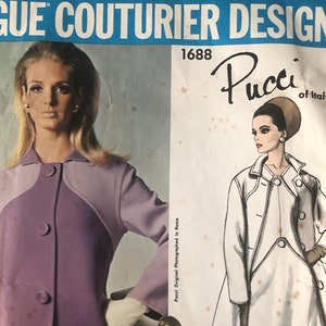 Puede incluir: Patrón de costura vintage Vogue Couturier Design con un diseño de Pucci of Italy. La portada muestra a una mujer con un abrigo morado e ilustraciones de otros diseños. El texto "Vogue Couturier Design" está en la parte superior.
