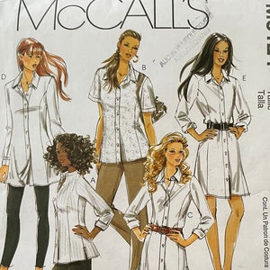 以下が含まれることがあります： McCall'sの縫製パターン封筒、M6124。女性用シャツのデザインのイラストが描かれています。封筒は白で、黒い文字とイラストが描かれています。サイズはB5で、パターンにはさまざまなシャツスタイルが含まれています。