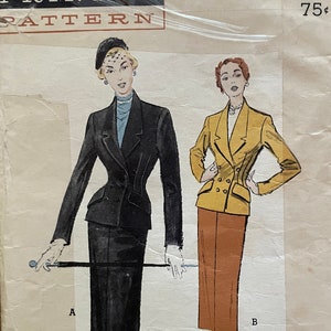 Könnte beinhalten: Vintage-Schnittmuster für einen zweiteiligen Anzug. Das Schnittmuster ist für eine Brustweite von 91 cm und Größe 46. Das Schnittmuster ist auf weißem Hintergrund mit einer Schwarzweißillustration einer Frau gedruckt, die den Anzug trägt. Der Text "Butterick Printed Pattern" ist oben auf dem Schnittmuster gedruckt.