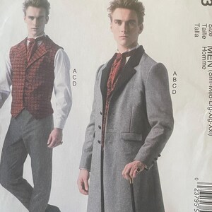 Puede incluir: Un patrón de costura McCall's Costumes, M7003, con ilustraciones de diseños de disfraces para hombres. El patrón incluye opciones para un chaleco, abrigo y pantalones. El embalaje es blanco y amarillo con el texto "McCall's Costumes".