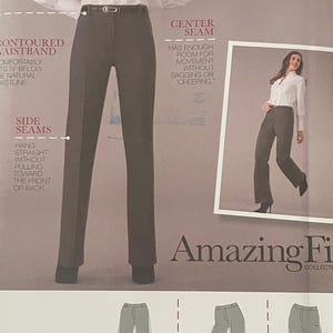 Op de afbeelding: Simplicity naaipatroon 2860 voor een broek in maat R5, 14-22. De envelop heeft een wit en groen ontwerp met illustraties van broeken, een foto van een persoon die ze draagt, en tekst met details over kenmerken zoals de tailleband en de naden.