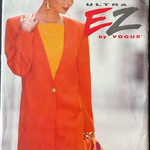 以下が含まれることがあります： Vogue Ultra EZ パターン 8276。表紙には、黄色のドレスの上に明るいオレンジ色のブレザーを着た女性が描かれています。「ULTRA EZ by VOGUE」の文字が大きく表示されています。 サイズ12-14-16。
