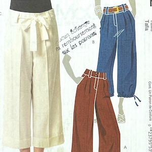 Pode incluir: Padrão de costura McCall's M5632 com ilustrações de três modelos de calças. O padrão inclui tamanhos AAX (4-6-8-10). As calças são mostradas nas cores creme, azul e ferrugem.