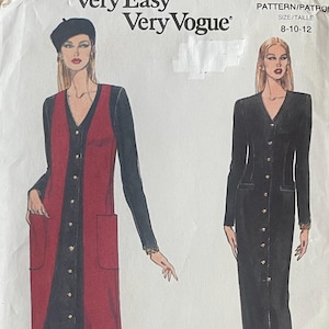 Op de afbeelding: Very Easy Very Vogue patroon envelop. De omslag toont illustraties van twee lange jurken. Eén is zwart met gouden knopen, de andere is rood en zwart met gouden knopen. De patroonmaat is 8-10-12.