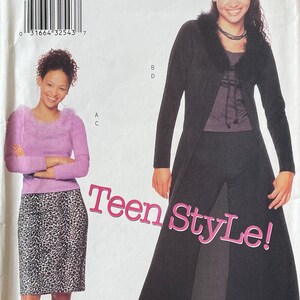 Op de afbeelding: Een naaipatroon voor een lange zwarte cardigan met een bontkraag en een korte roze trui met een luipaardprintrok. Het patroon is van Butterick en is voor maten 1/2 tot 7/8. Het patroon heet "Teen Style!"