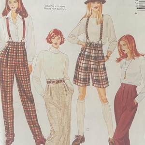 Può includere: Una busta per cartamodello McCall's 7317 per la taglia D (12, 14, 16) con illustrazioni di quattro diversi stili di pantaloni e pantaloncini. I modelli includono pantaloni a quadri con bretelle, pantaloni a vita alta, pantaloncini e pantaloni tinta unita.