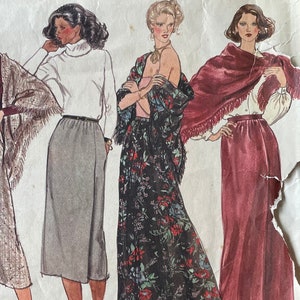 Puede incluir: Patrón de costura vintage Vogue's Basic Design con cinco estilos de falda diferentes. El patrón está impreso en un fondo de papel blanco con ilustraciones de mujeres que llevan las faldas. El número del patrón es 1937.
