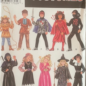 Pode incluir: Um pacote de padrões de costura Simplicity Costumes com ilustrações de várias fantasias de Halloween para crianças. As fantasias incluem um cowboy, um nativo americano, um cavaleiro, um diabo, um ninja, um pirata, uma princesa, uma bruxa e um peregrino. O pacote é branco com texto vermelho e preto.