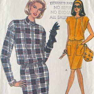Könnte beinhalten: Vintage Vogue Schnittmuster 8441 mit zwei Modeillustrationen. Ein Model trägt ein kariertes Kleid mit langen Ärmeln und Handschuhen. Das andere Model trägt ein gelbes Kleid mit passender Handtasche. Die Mustergröße ist 18-20-22.