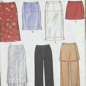 Puede incluir: Un patrón de costura New Look con ilustraciones de varios diseños de faldas y pantalones. El paquete incluye el texto "NEW LOOK" e instrucciones en inglés, francés y español. Talla A 8-18, R. 36-46.