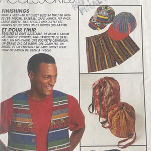 Peut inclure: Une enveloppe de patron McCall's Fashion Accessories. L'image montre un homme portant un gilet et des illustrations de casquettes de baseball, de shorts, de sacs polochons et d'un sac banane. Le texte comprend des tailles de poitrine de 85 à 140 cm et des tailles de hanches de 88 à 143 cm.